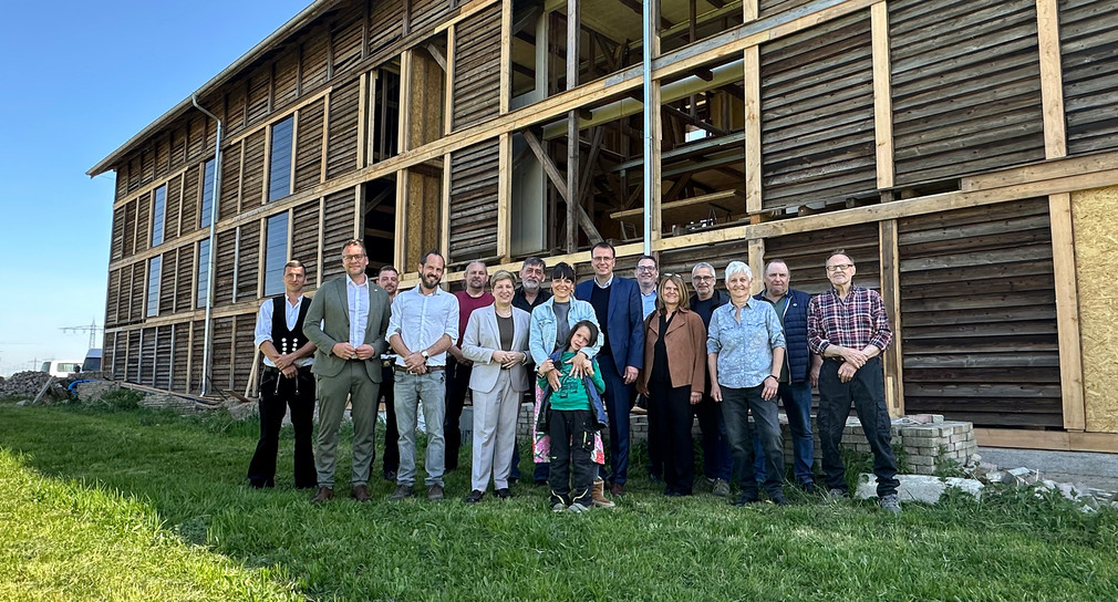 Ministerin Nicole Razavi besucht den Tabakschopf in Neuried-Schutterzell