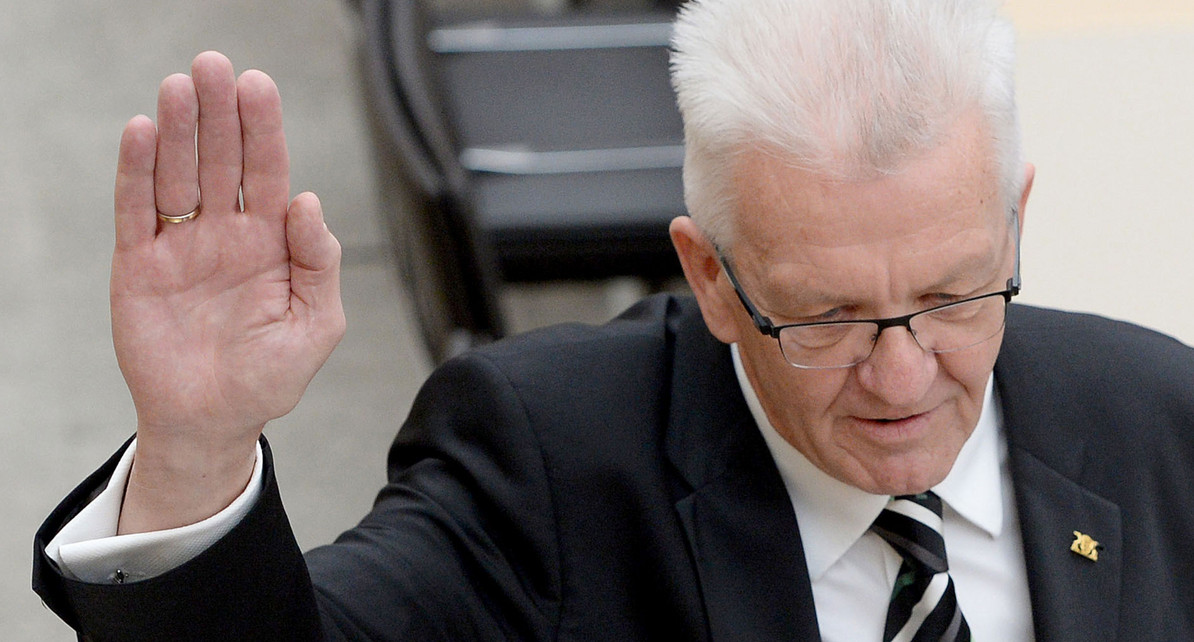 Winfried Kretschmann wird im Landtag von Baden-Württemberg in Stuttgart nach seiner erneuten Wahl zum Ministerpräsidenten des Landes vereidigt (Quelle: © dpa).