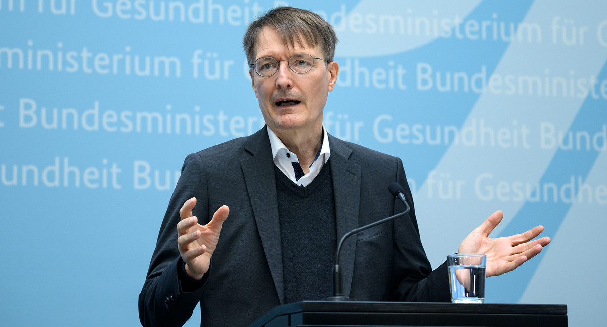 Karl Lauterbach, Bundesminister für Gesundheit, äußert sich bei einer Pressekonferenz im Bundesgesundheitsministerium zu Corona