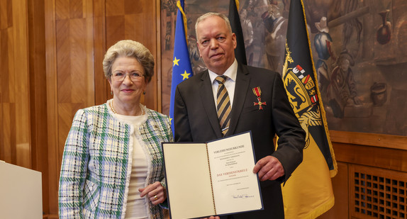 Die Staatsrätin für Zivilgesellschaft und Bürgerbeteiligung, Barbara Bosch (links), und Prof. Dr. Bernd Kühlmuß (rechts) mit der Urkunde.