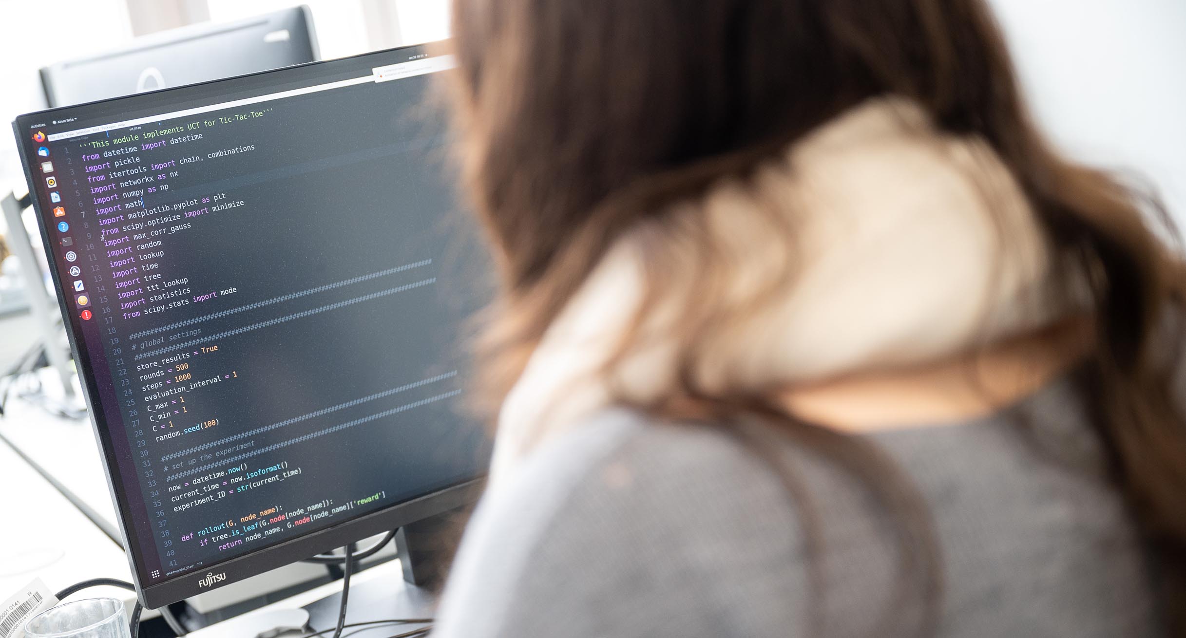 Eine Forscherin arbeitet im AI Research Buildung der Universität Tübingen, das zum „Cyber Valley“ gehört, an einem Code.