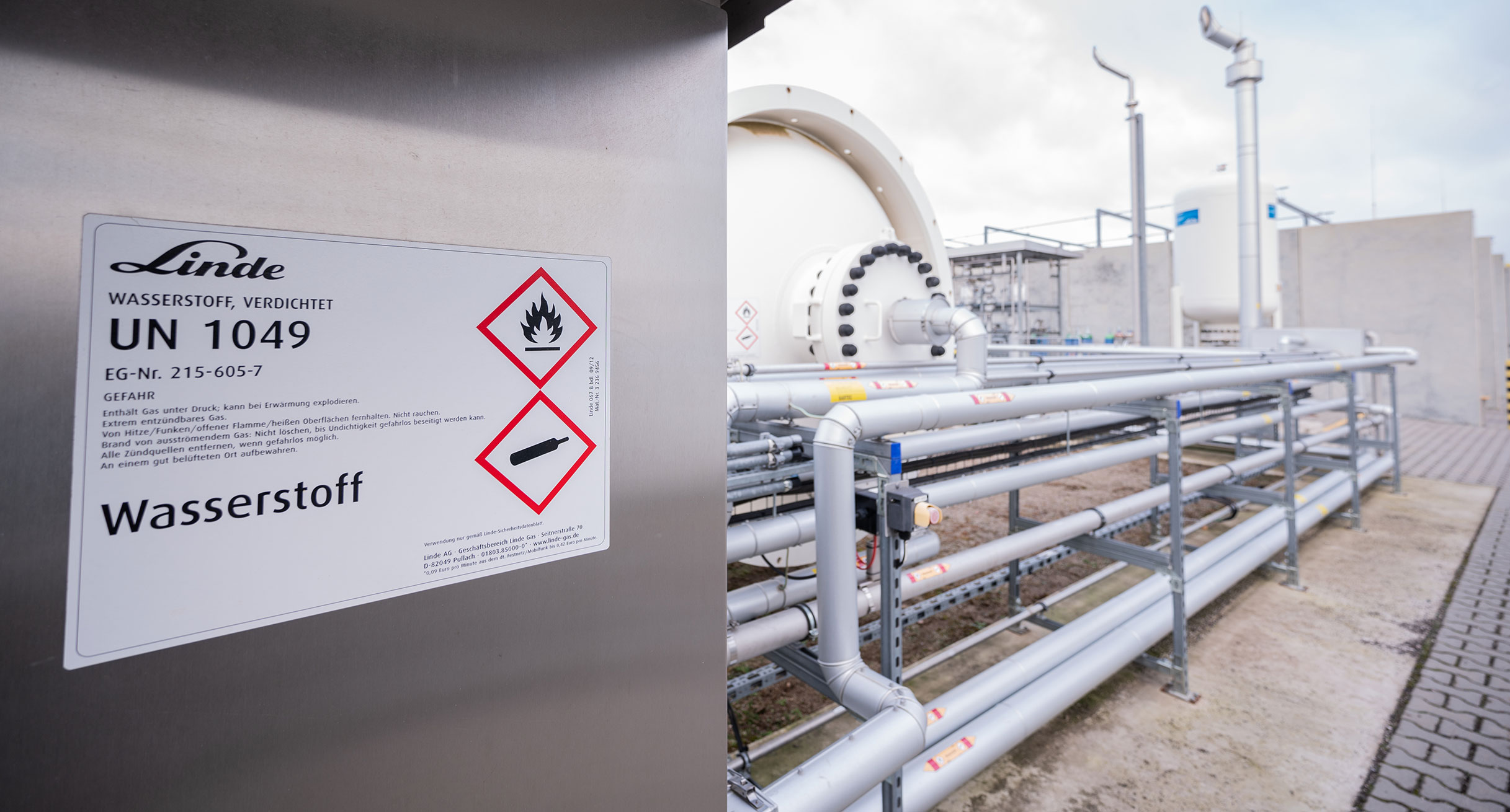 Im Energiepark Mainz ist der verdichtete grüne Wasserstoff aus einem Elektrolyseur in Tanks gelagert.