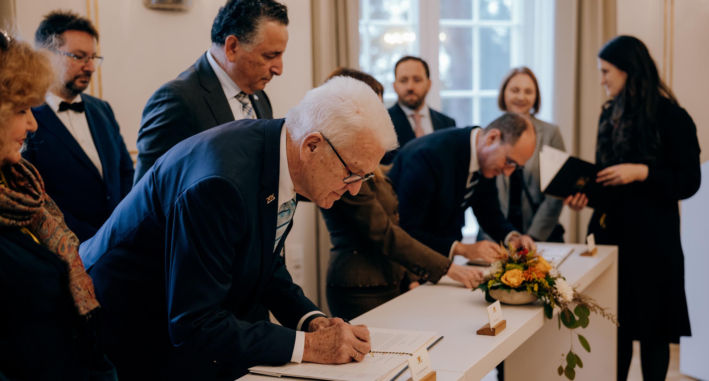 Ministerpräsident Winfried Kretschmann, Prof. Barbara Traub, Vorstandsvorsitzende der IRG Württemberg, sowie Rami Suliman, Vorstandsvorsitzender der IRG Baden, unterzeichnen den Änderungsvertrag zum Staatsvertrag mit den Israelitischen Religionsgemeinschaften.